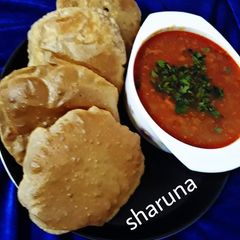 A picture of Aloo ka saag & puri.