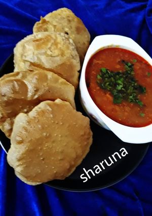 A picture of Aloo ka saag & puri.