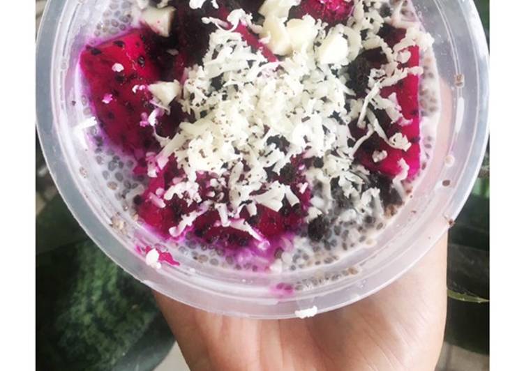 Chia seed pudding (topping buah naga, oreo, keju)