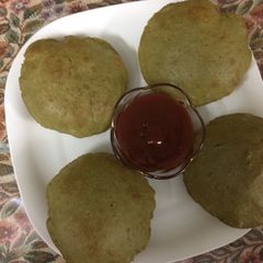 A picture of Paneer spinach poori.