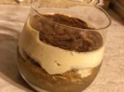 Una foto di dolce con yogurt greco e caffè