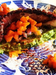 Una foto de Pulpo a la brasa con guacamole, pimentón ahumado y un toque dulce