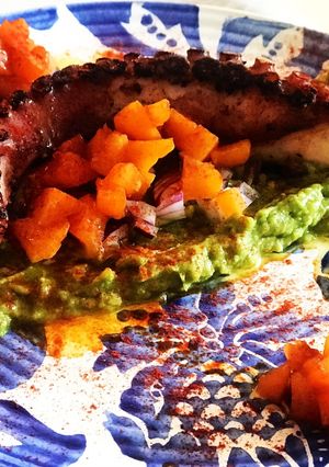 Una foto de Pulpo a la brasa con guacamole, pimentón ahumado y un toque dulce
