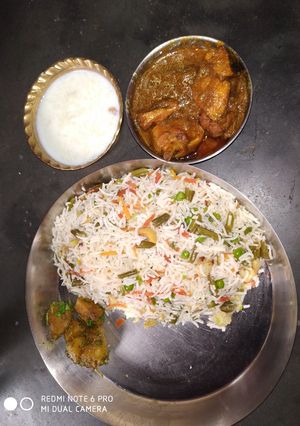 মিক্স ভেজিটেবল ফ্রাইড রাইস (mix vegetable fried rice recipe in Bengali) রেসিপির প্রধান ছবি