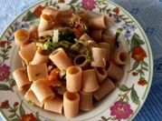 Una foto di pasta con indivia