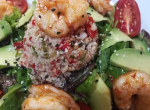 Una foto de Ensalada con cous-cous y langostinos