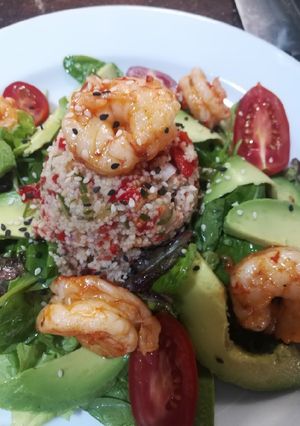 Una foto de Ensalada con cous-cous y langostinos