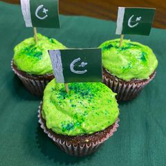 A picture of Green cup cakes🇵🇰🇵🇰.