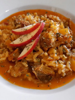 Una foto de Arroz caldoso de costillas de cerdo y manzana