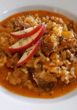 Una foto de Arroz caldoso de costillas de cerdo y manzana