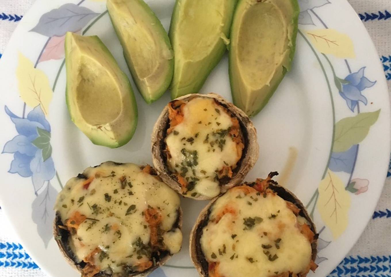 Champiñones rellenos de pollo y queso
