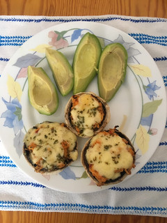 Una foto de Champiñones rellenos de pollo y queso