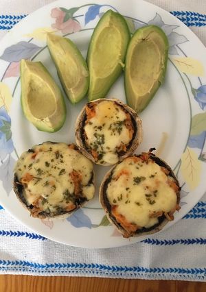 Una foto de Champiñones rellenos de pollo y queso