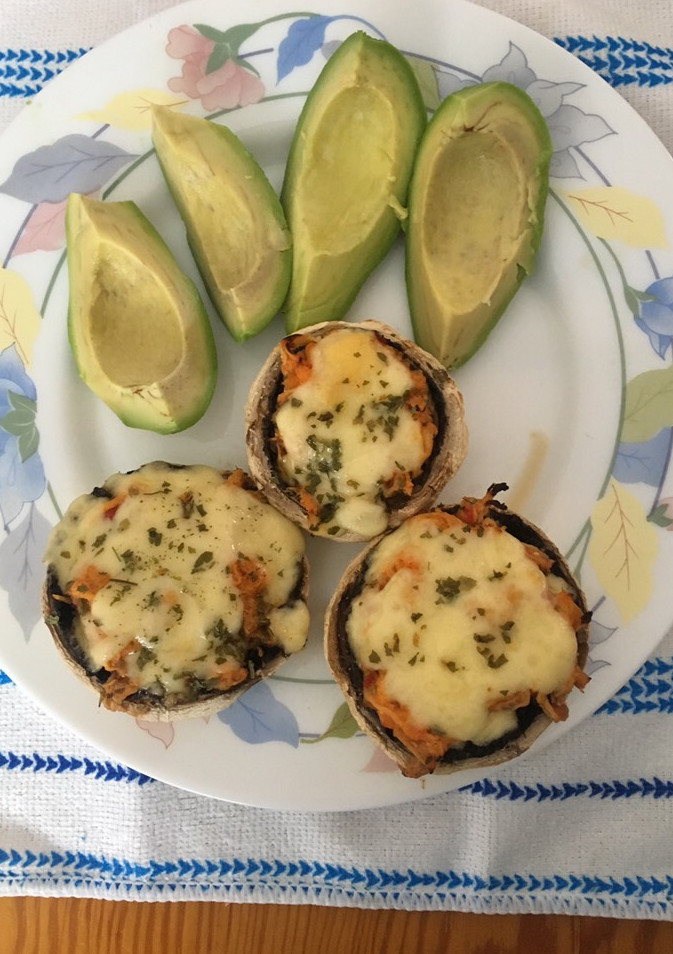 Una foto de Champiñones rellenos de pollo y queso