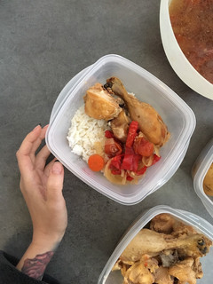 Una foto de Pollo con verduras y arroz para llevar (Combinación de Batchcooking)
