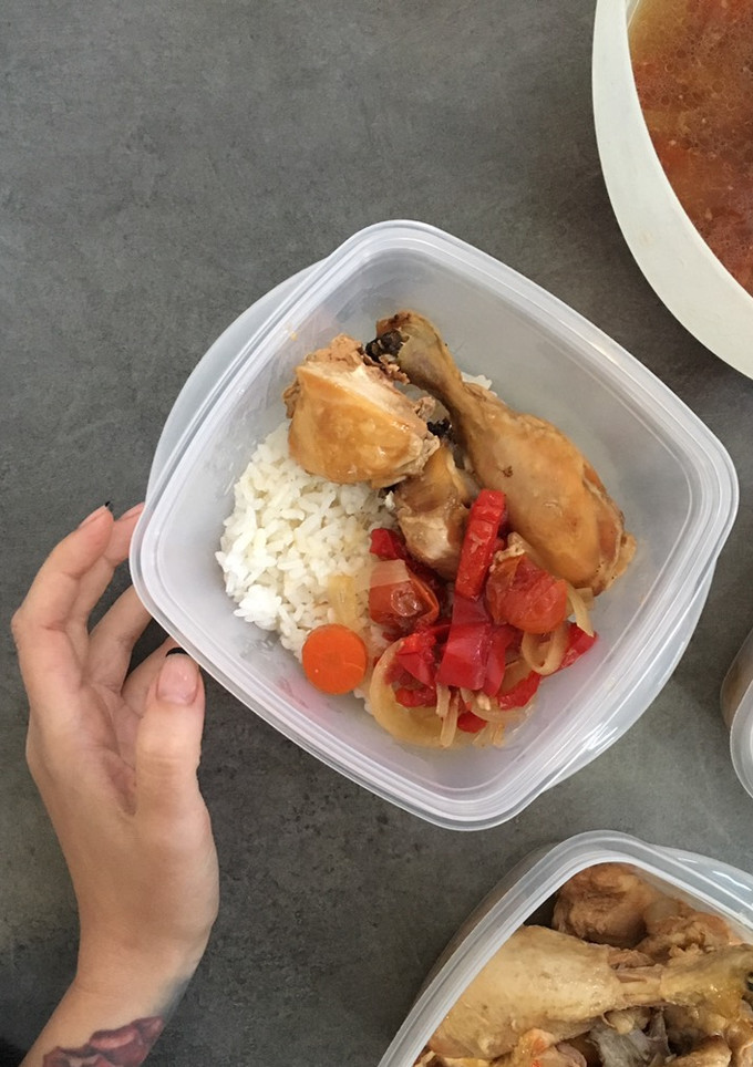 Una foto de Pollo con verduras y arroz para llevar (Combinación de Batchcooking)
