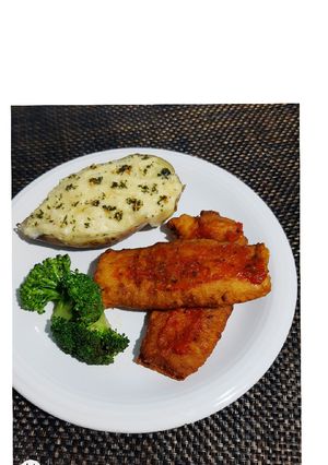 Una foto de Filetes de Merluza con Puré de Papa