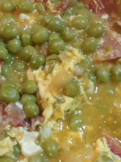 Una foto de Guisantes con jamón y huevo