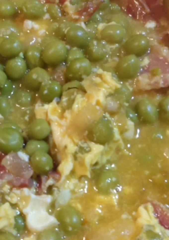 Una foto de Guisantes con jamón y huevo
