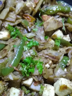 பணீர் கேப்ஸிகும் பெப்பர் சில்லி பரோட்டா.in restaurant style(paneer chilli parotta recipe in tamil) செய்முறை முக்கிய புகைப்படம்