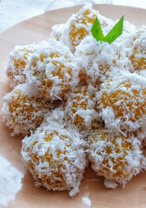 A picture of Klepon Labu Kuning / Pumpkin Sticky Rice Balls With Palm Sugar.