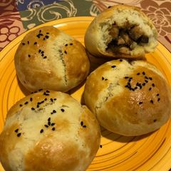 A picture of Stuffed chicken buns.