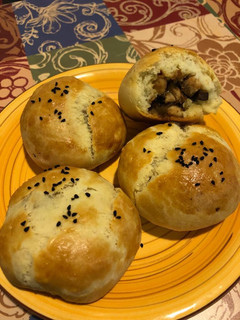 A picture of Stuffed chicken buns.