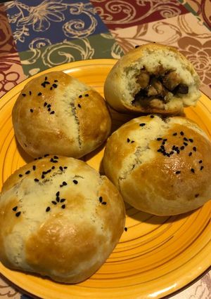 A picture of Stuffed chicken buns.