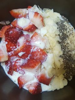 Una foto de Porridge de fresas con leche condensada