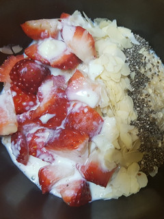 Una foto de Porridge de fresas con leche condensada