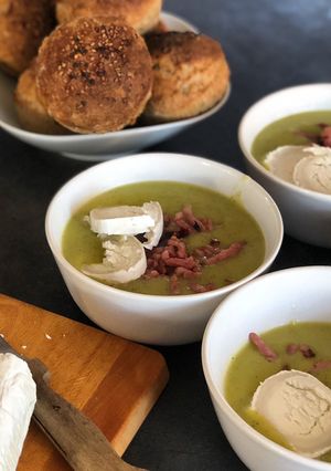 Une photo de Soupe courgette chèvre lardons 🤤