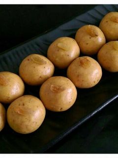 A picture of Badami besan laddu.