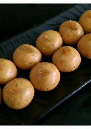 A picture of Badami besan laddu.