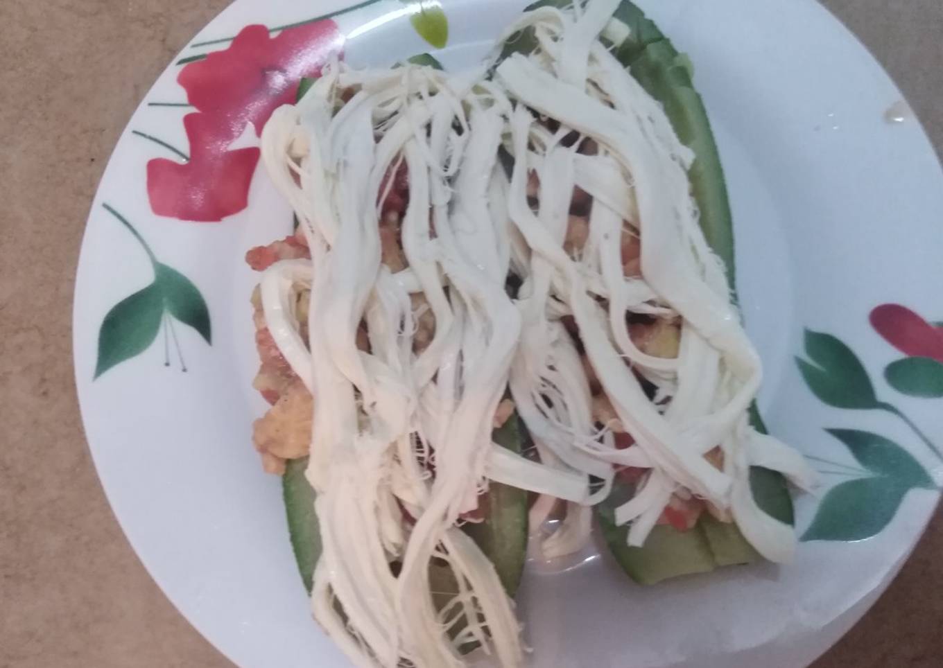 Calabacitas rellenas de guisado de pollo y queso de hebra