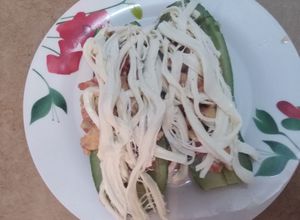 Una foto de Calabacitas rellenas de guisado de pollo y queso de hebra