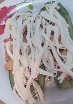 Una foto de Calabacitas rellenas de guisado de pollo y queso de hebra