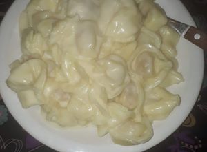 Una foto de Capeletis con salsa blanca