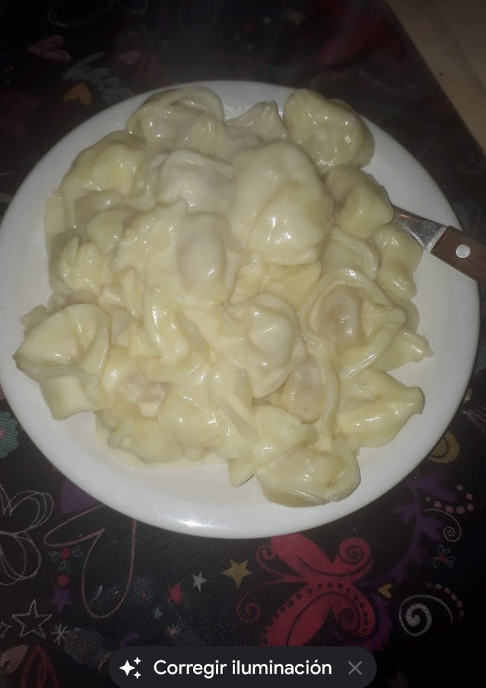Una foto de Capeletis con salsa blanca
