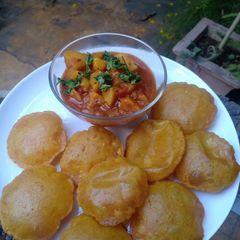 A picture of Puri and sabji.