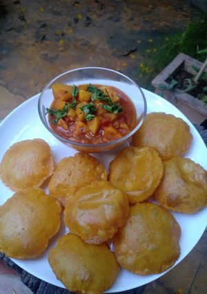A picture of Puri and sabji.