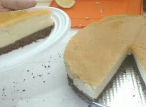 Una foto de Cheesecake de maracuyá y naranja