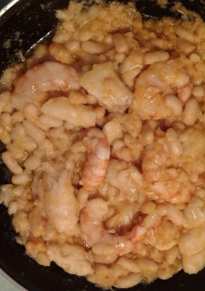 Una foto de Judías blancas con bacalao y gambas