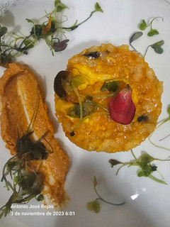 Una foto de Timbal kremoso de arroz y olivas negras