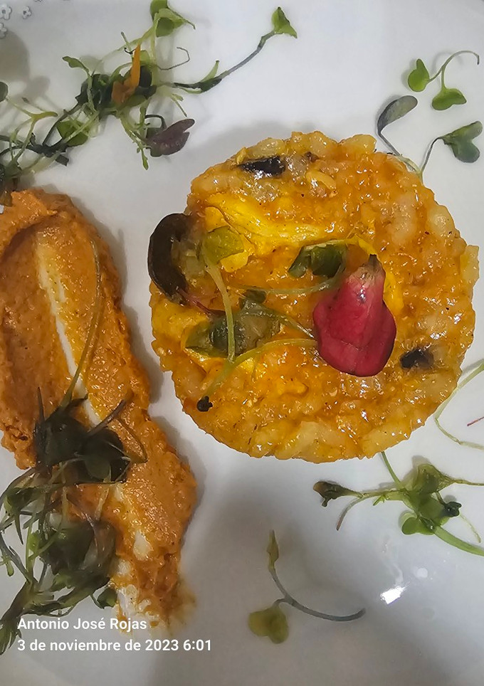Una foto de Timbal kremoso de arroz y olivas negras
