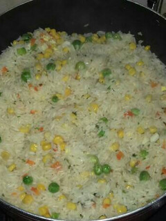 Una foto de Arroz frito colorido