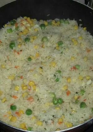 Una foto de Arroz frito colorido