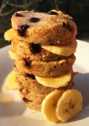 Una foto de Pancakes de banana y avena saludables sin harina y sin azúcar