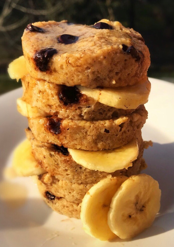 Una foto de Pancakes de banana y avena saludables sin harina y sin azúcar