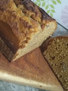 Una foto de Budín integral con pasas y nueces. Muy saludable!