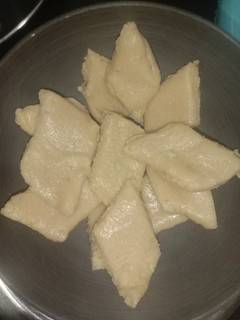 કાજુ કતરી (kaju katli recipe in Gujarati) રેસીપી મુખ્ય ફોટો